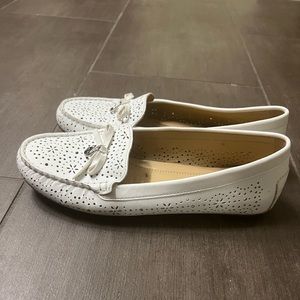 Michael Kors Women's 8 Sutton Moc Toe white Loafers Bow Leather Laser Cut